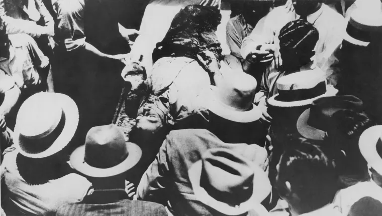 Vjeruje se da je par ubio najmanje devetero policajaca i četvero civila. Ubijeni su u svibnju 1934. tijekom zasjede policije u blizini Gibslanda u Louisiani.