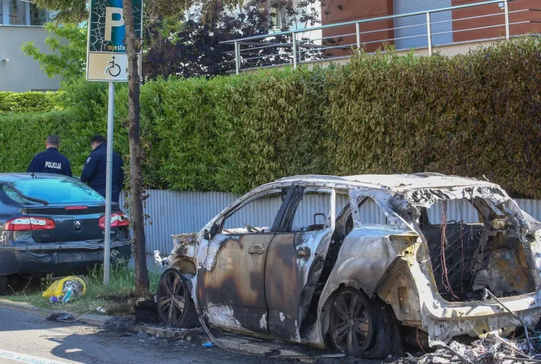 POŽAR AUTOMOBILA NA SREBRNJAKU: Intervencija vatrogasaca u rano jutro