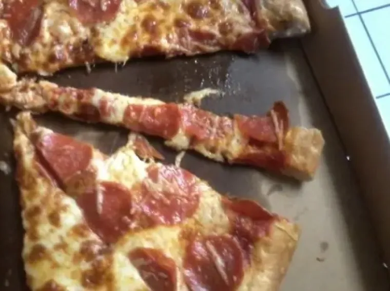 OVIM LJUDIMA HITNO TREBA ZABRANITI PRISTUP BILO KAKVOJ PIZZI: Pa dajte pogledajte &scaron;to su od njih napravili