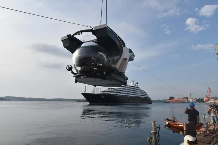 27.07.2019., Pula - Veceras je nakon zadnjih priprema te ukrcaja mini podmornice vrijedne preko dva miljona eura  iz brodogradilista Uljanik isplovio  luksuzni polarni kruzera Scenic Eclipse uz veliki  prolom oblaka i olujni vjetar.
Photo: Dusko Marusic /PIXSELL