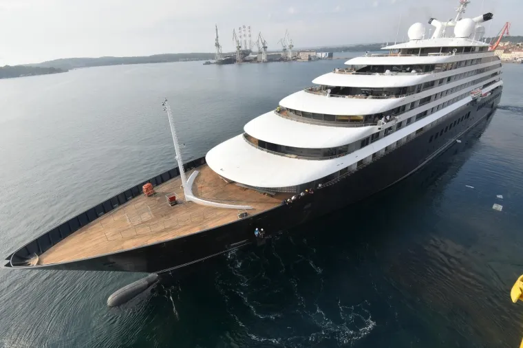 27.07.2019., Pula - Veceras je nakon zadnjih priprema te ukrcaja mini podmornice vrijedne preko dva miljona eura  iz brodogradilista Uljanik isplovio  luksuzni polarni kruzera Scenic Eclipse uz veliki  prolom oblaka i olujni vjetar. 
Photo: Dusko Marusic /PIXSELL