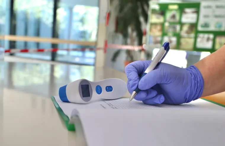 Učenici nižih razreda vratili se u školske klupe: Na nastavu će morati s bilježnicom u koju bilježe temperaturu