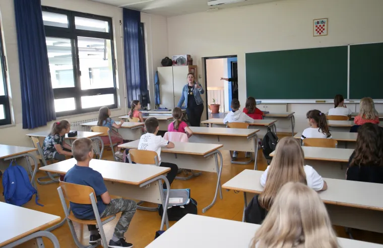 Učenici nižih razreda vratili se u školske klupe: Na nastavu će morati s bilježnicom u koju bilježe temperaturu