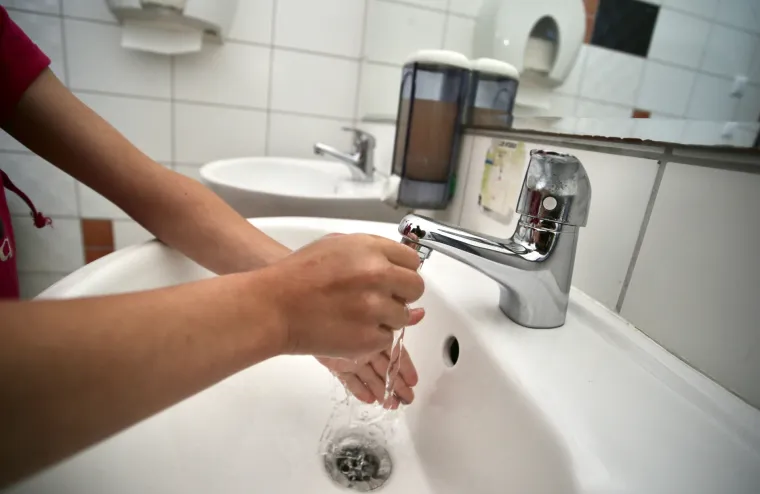 Učenici nižih razreda vratili se u školske klupe: Na nastavu će morati s bilježnicom u koju bilježe temperaturu