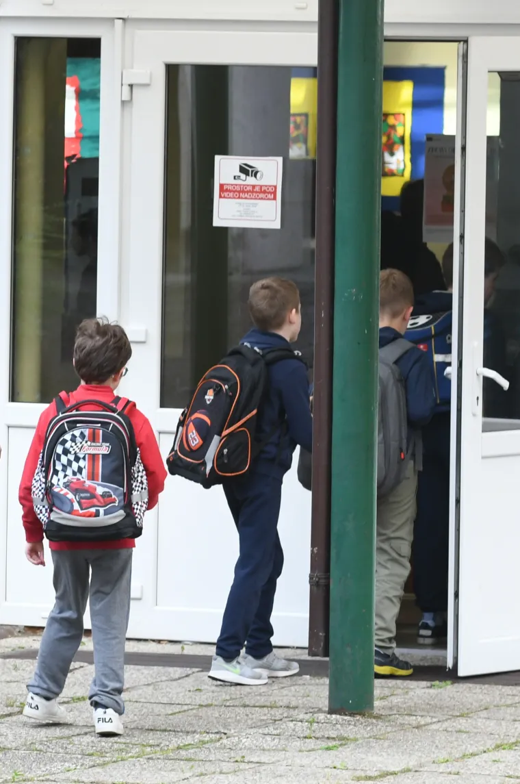Učenici nižih razreda vratili se u školske klupe: Na nastavu će morati s bilježnicom u koju bilježe temperaturu