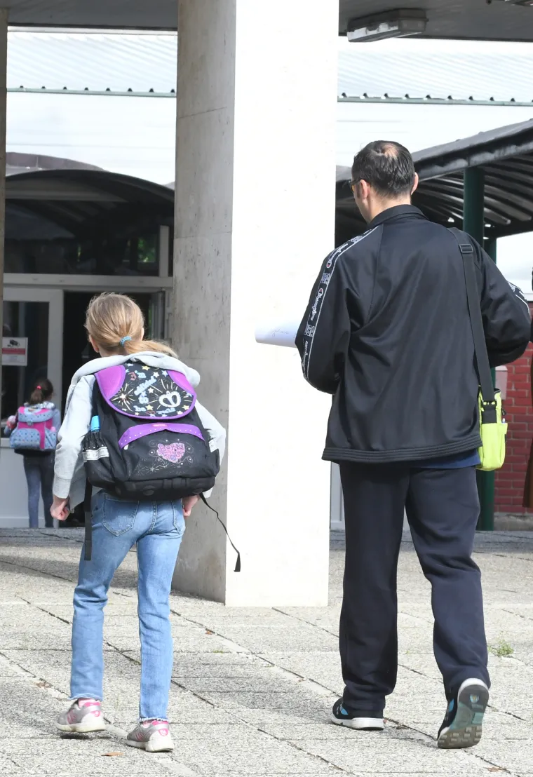 Učenici nižih razreda vratili se u školske klupe: Na nastavu će morati s bilježnicom u koju bilježe temperaturu