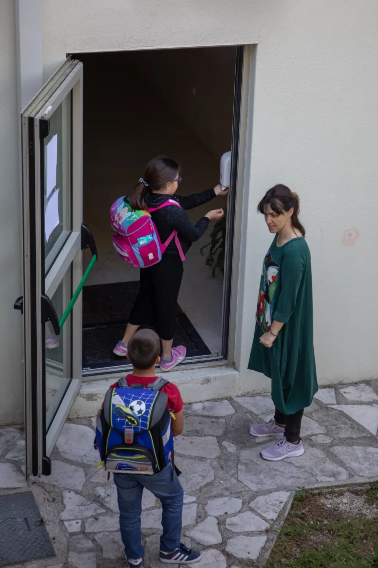 Učenici nižih razreda vratili se u školske klupe: Na nastavu će morati s bilježnicom u koju bilježe temperaturu