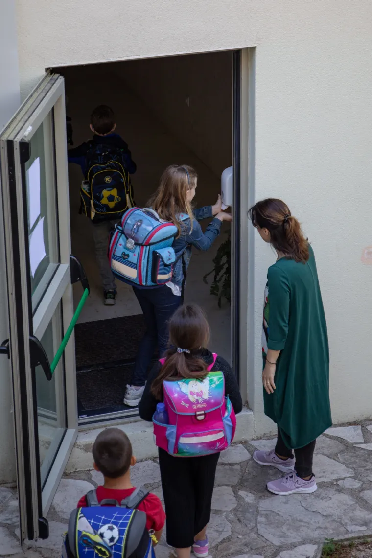 Učenici nižih razreda vratili se u školske klupe: Na nastavu će morati s bilježnicom u koju bilježe temperaturu