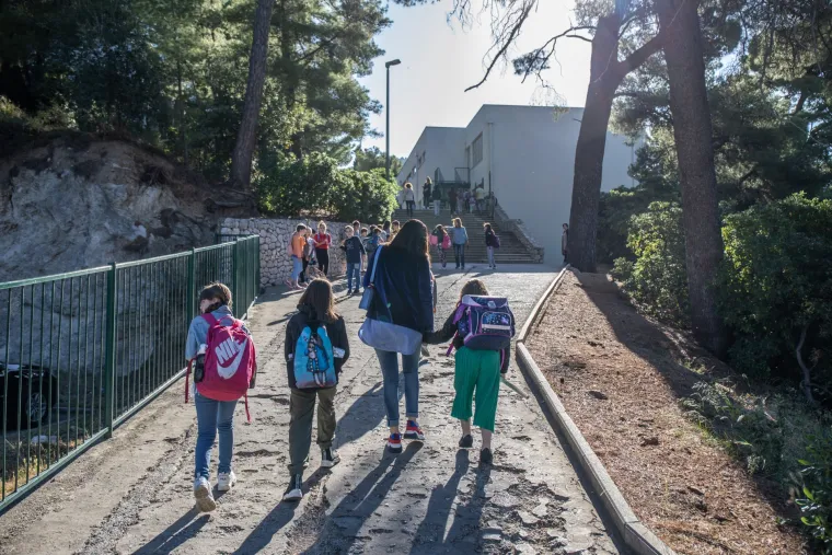 Učenici nižih razreda vratili se u školske klupe: Na nastavu će morati s bilježnicom u koju bilježe temperaturu