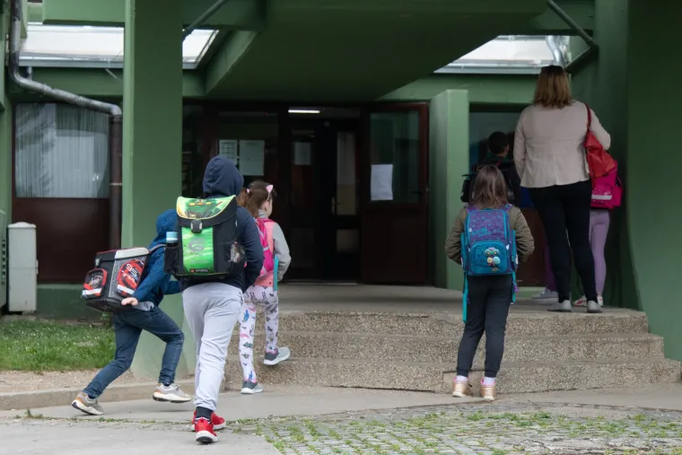 Učenici nižih razreda vratili se u školske klupe: Na nastavu će morati s bilježnicom u koju bilježe temperaturu