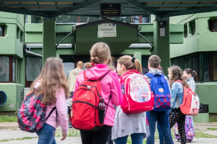 Učenici nižih razreda vratili se u školske klupe: Na nastavu će morati s bilježnicom u koju bilježe temperaturu