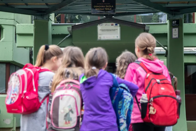 Učenici nižih razreda vratili se u školske klupe: Na nastavu će morati s bilježnicom u koju bilježe temperaturu