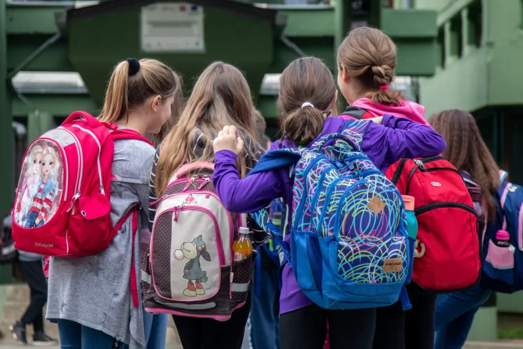 Učenici nižih razreda vratili se u školske klupe: Na nastavu će morati s bilježnicom u koju bilježe temperaturu