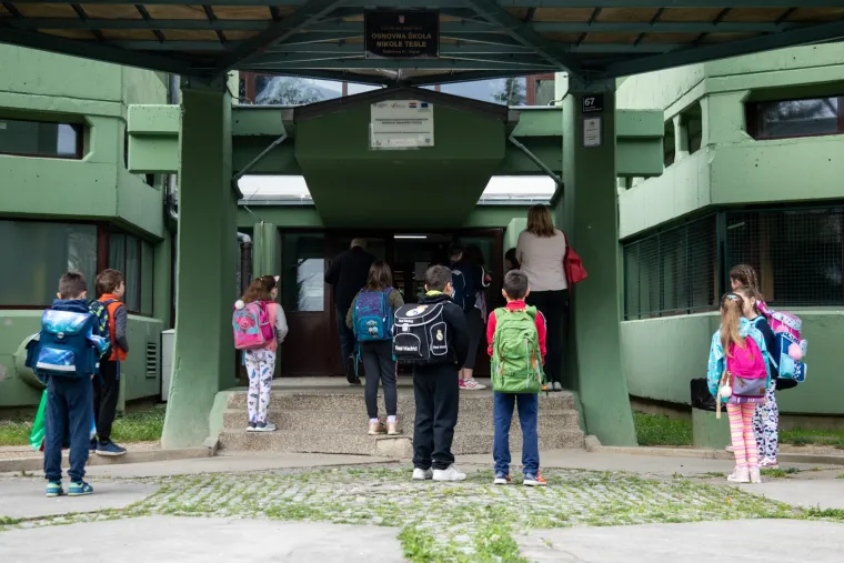 Učenici nižih razreda vratili se u školske klupe: Na nastavu će morati s bilježnicom u koju bilježe temperaturu
