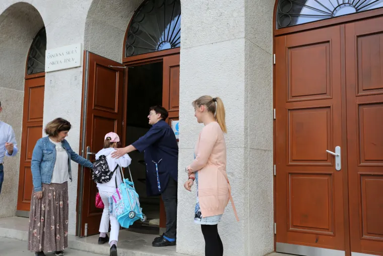 Učenici nižih razreda vratili se u školske klupe: Na nastavu će morati s bilježnicom u koju bilježe temperaturu