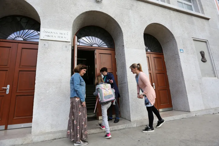 Učenici nižih razreda vratili se u školske klupe: Na nastavu će morati s bilježnicom u koju bilježe temperaturu