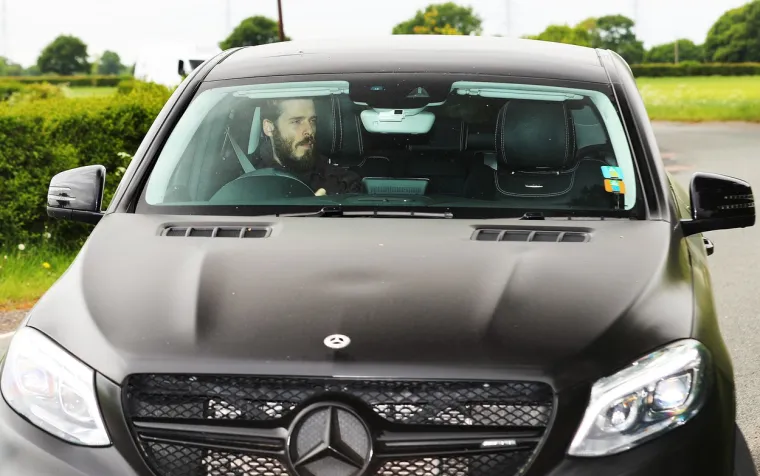 [FOTO] NEMA ŠANSE DA PREPOZNATE JEDNU OD NAJVEĆIH NOGOMETNIH ZVIJEZDA DANAŠNJICE: Totalno se zapustio, a kakav mu je tek auto...