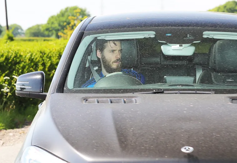 [FOTO] NEMA ŠANSE DA PREPOZNATE JEDNU OD NAJVEĆIH NOGOMETNIH ZVIJEZDA DANAŠNJICE: Totalno se zapustio, a kakav mu je tek auto...