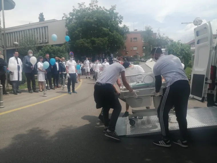 Veliko plavo srce: Bad Blue Boysi donijeli za Palčiće 7 inkubatora u bolnicu u Petrovoj!