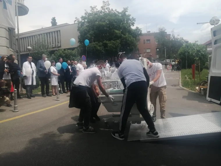 Veliko plavo srce: Bad Blue Boysi donijeli za Palčiće 7 inkubatora u bolnicu u Petrovoj!