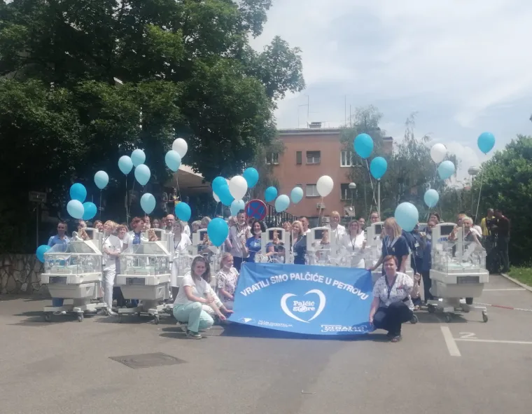 Veliko plavo srce: Bad Blue Boysi donijeli za Palčiće 7 inkubatora u bolnicu u Petrovoj!