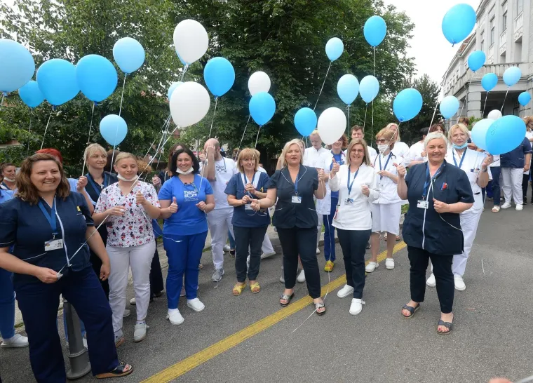 Veliko plavo srce: Bad Blue Boysi donijeli za Palčiće 7 inkubatora u bolnicu u Petrovoj!