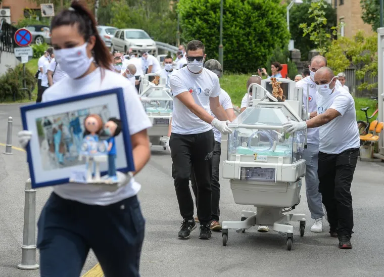 Veliko plavo srce: Bad Blue Boysi donijeli za Palčiće 7 inkubatora u bolnicu u Petrovoj!