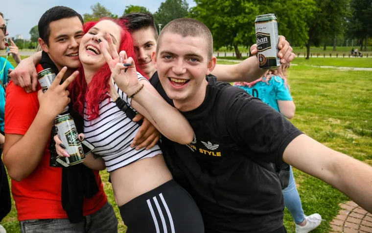 MATURANTI PARTIJAJU UNATOČ KORONI: Spontano su se okupili na Bundeku