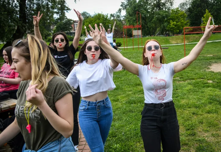 MATURANTI PARTIJAJU UNATOČ KORONI: Spontano su se okupili na Bundeku