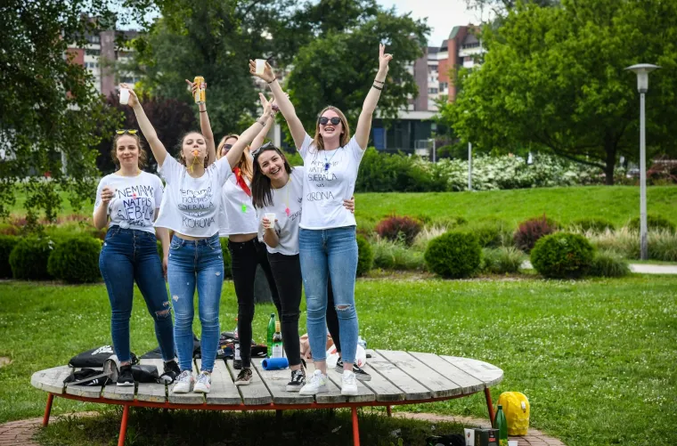 MATURANTI PARTIJAJU UNATOČ KORONI: Spontano su se okupili na Bundeku