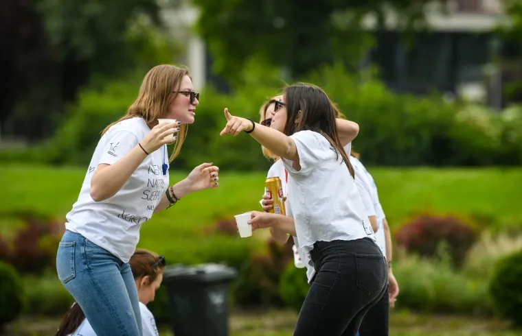 MATURANTI PARTIJAJU UNATOČ KORONI: Spontano su se okupili na Bundeku
