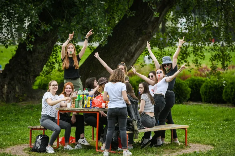 MATURANTI PARTIJAJU UNATOČ KORONI: Spontano su se okupili na Bundeku