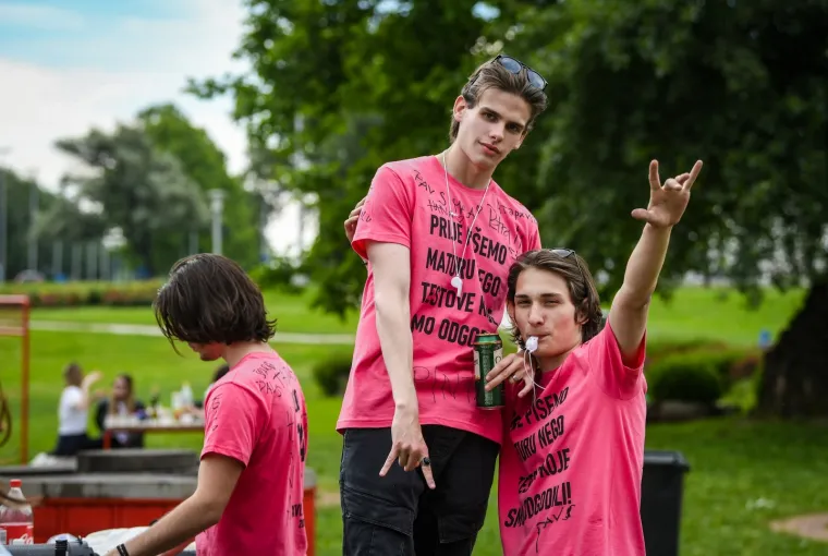 MATURANTI PARTIJAJU UNATOČ KORONI: Spontano su se okupili na Bundeku