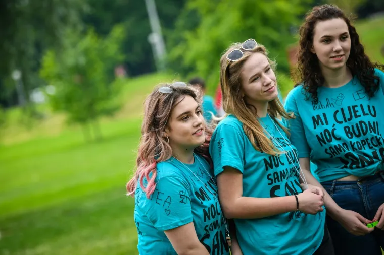 MATURANTI PARTIJAJU UNATOČ KORONI: Spontano su se okupili na Bundeku