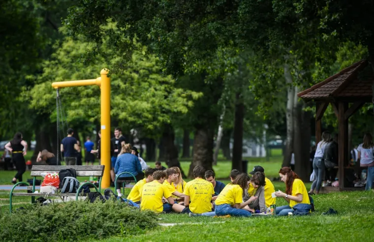 MATURANTI PARTIJAJU UNATOČ KORONI: Spontano su se okupili na Bundeku