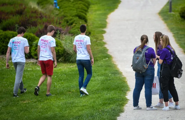 MATURANTI PARTIJAJU UNATOČ KORONI: Spontano su se okupili na Bundeku