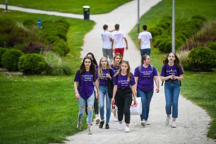 MATURANTI PARTIJAJU UNATOČ KORONI: Spontano su se okupili na Bundeku