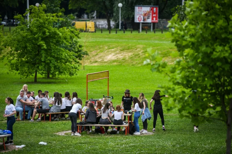 MATURANTI PARTIJAJU UNATOČ KORONI: Spontano su se okupili na Bundeku
