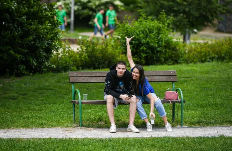 MATURANTI PARTIJAJU UNATOČ KORONI: Spontano su se okupili na Bundeku