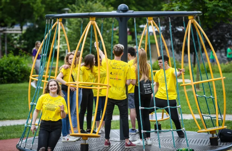 MATURANTI PARTIJAJU UNATOČ KORONI: Spontano su se okupili na Bundeku