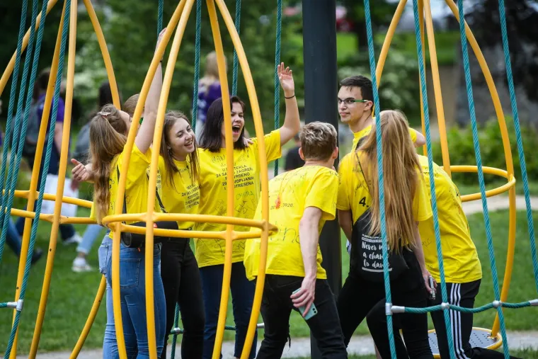 MATURANTI PARTIJAJU UNATOČ KORONI: Spontano su se okupili na Bundeku