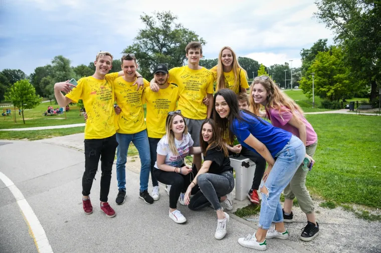 MATURANTI PARTIJAJU UNATOČ KORONI: Spontano su se okupili na Bundeku