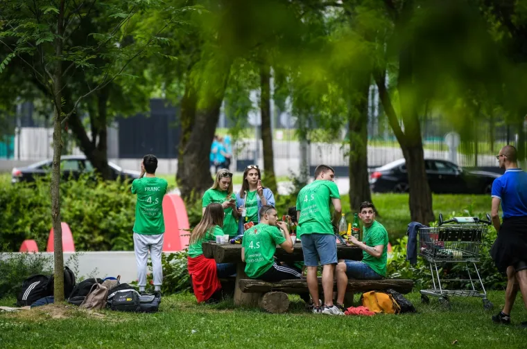 MATURANTI PARTIJAJU UNATOČ KORONI: Spontano su se okupili na Bundeku