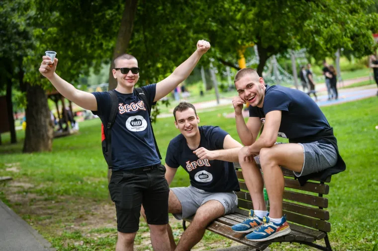 MATURANTI PARTIJAJU UNATOČ KORONI: Spontano su se okupili na Bundeku