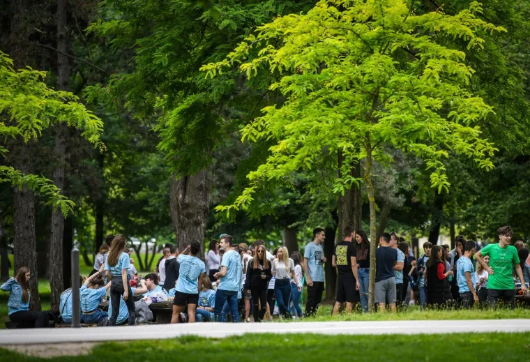 MATURANTI PARTIJAJU UNATOČ KORONI: Spontano su se okupili na Bundeku