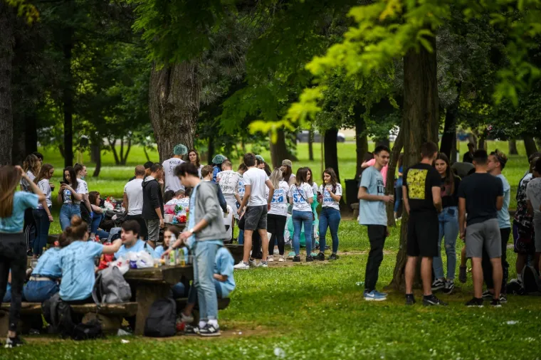 MATURANTI PARTIJAJU UNATOČ KORONI: Spontano su se okupili na Bundeku