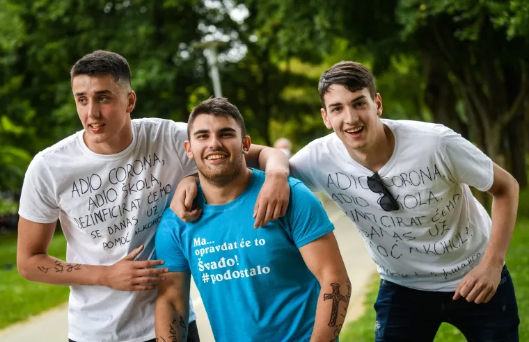 MATURANTI PARTIJAJU UNATOČ KORONI: Spontano su se okupili na Bundeku