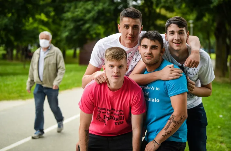 MATURANTI PARTIJAJU UNATOČ KORONI: Spontano su se okupili na Bundeku