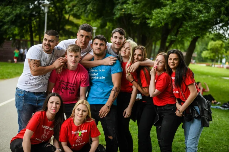 MATURANTI PARTIJAJU UNATOČ KORONI: Spontano su se okupili na Bundeku