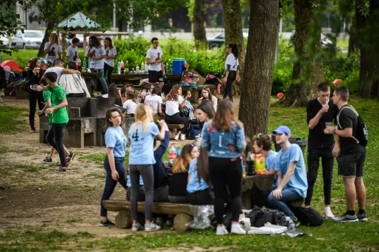 MATURANTI PARTIJAJU UNATOČ KORONI: Spontano su se okupili na Bundeku